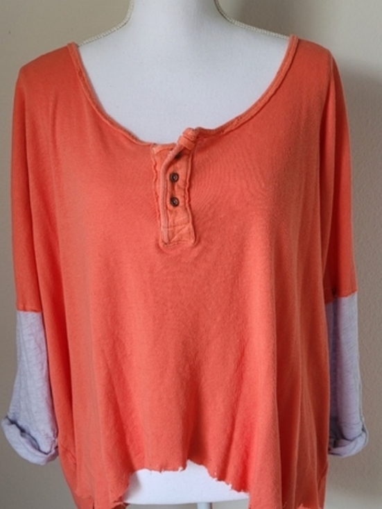 We The Free Tops - WE THE FREE Coral-Orange Sharkbite Hem Henley Heather Gray Sleeves Oversized EUC
